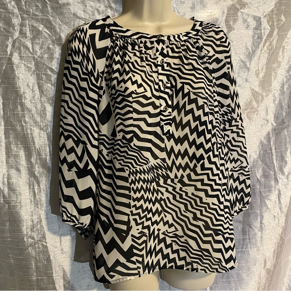 Banana Republic crepe zig zag top SZ XS GUC Button front and cuffs, light